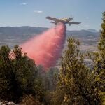 Un hidroavión descarga agua con retardante en la sierra de la Silla de Bulla