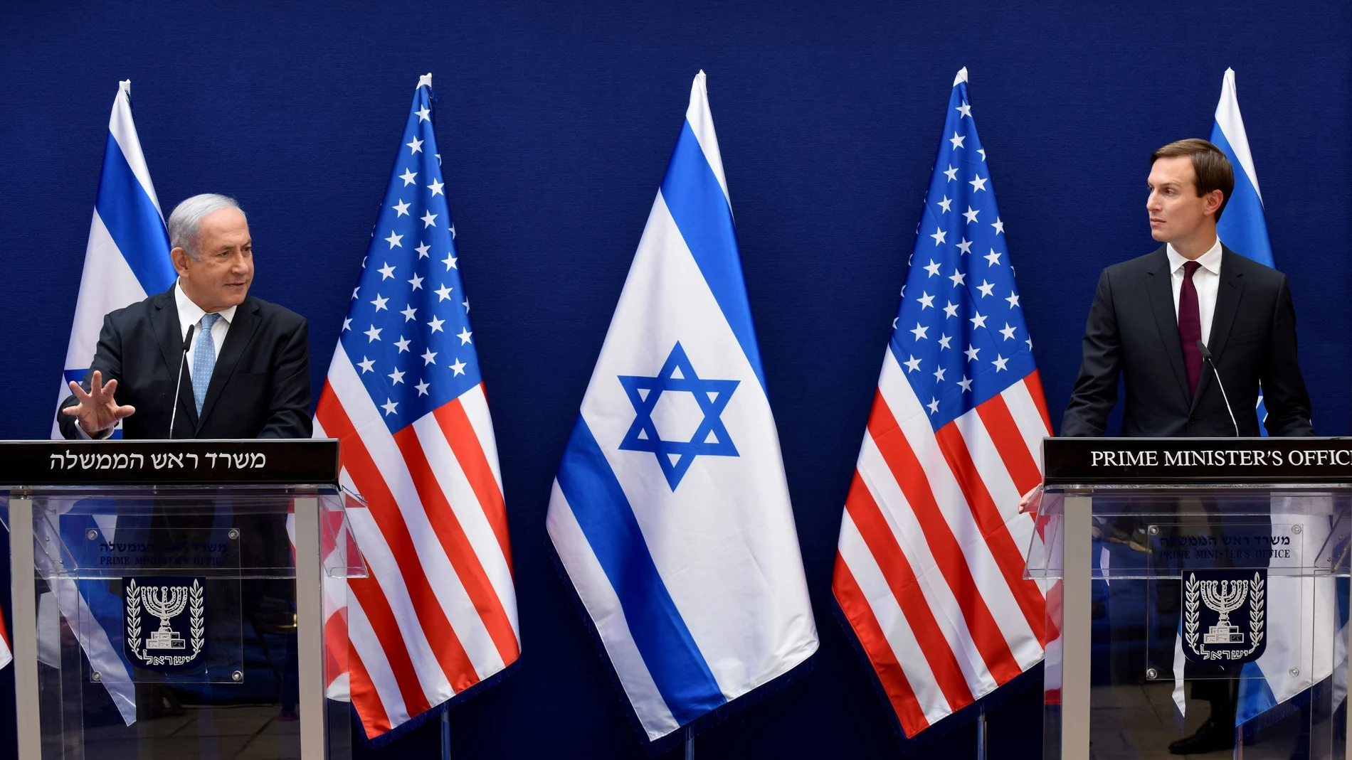 El primer ministro israelí, Benjamin Netanyahu, y el asesor y yerno del presidente Jared Kushner en una rueda de prensa conjunta en Jerusalén
