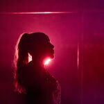 La cantante Lola Índigo durante un concierto en el pabellón Navarra Arena que ha abierto el Anaim Club Fest, que llevará a distintas sedes de Pamplona y Comarca a lo largo de las próximas semanas a otros artistas como Izal, Ara Malikian, Lendakaris Muertos, Pablo López, Tahúres Zurdos, Coque Malla y Chica Sobresalto, en Pamplona (Navarra) a 29 de agosto de 2020. Con la nueva normativa sanitaria, la actuación se limita a 1.226 espectadores (626 en pista en mesas y sillas y 600 en grada) con accesos y salidas sectorizados, servicio de hostelería en mesa y trazabilidad en la venta de entradas.30 AGOSTO 2020 MÚSICA;ACTUACIÓN;CANTANTEEduardo Sanz / Europa Press29/08/2020