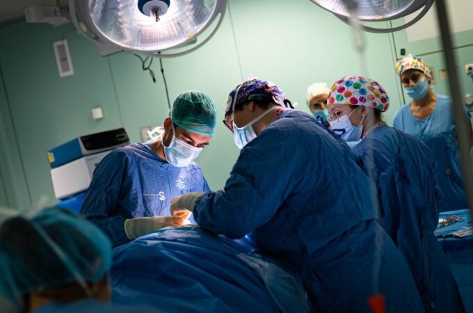 Varios médicos durante una operación quirúrgica