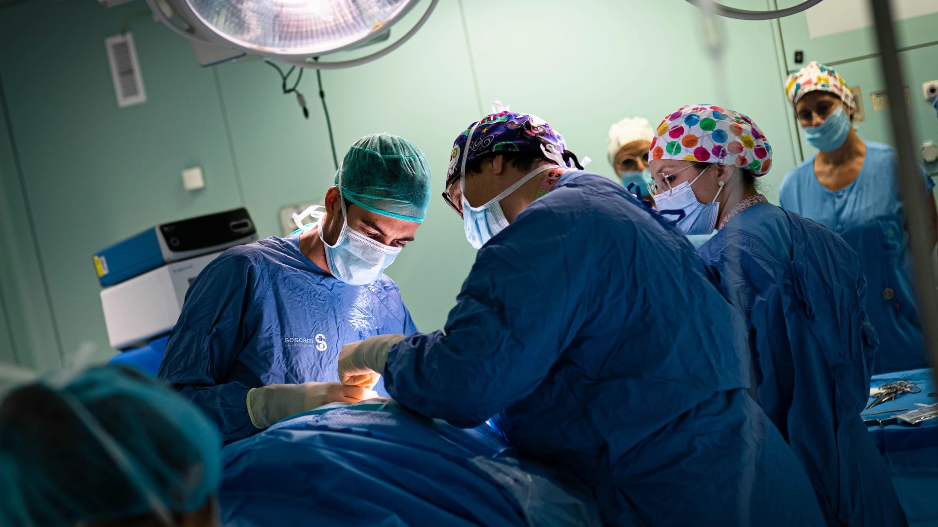 Varios médicos durante una operación quirúrgica