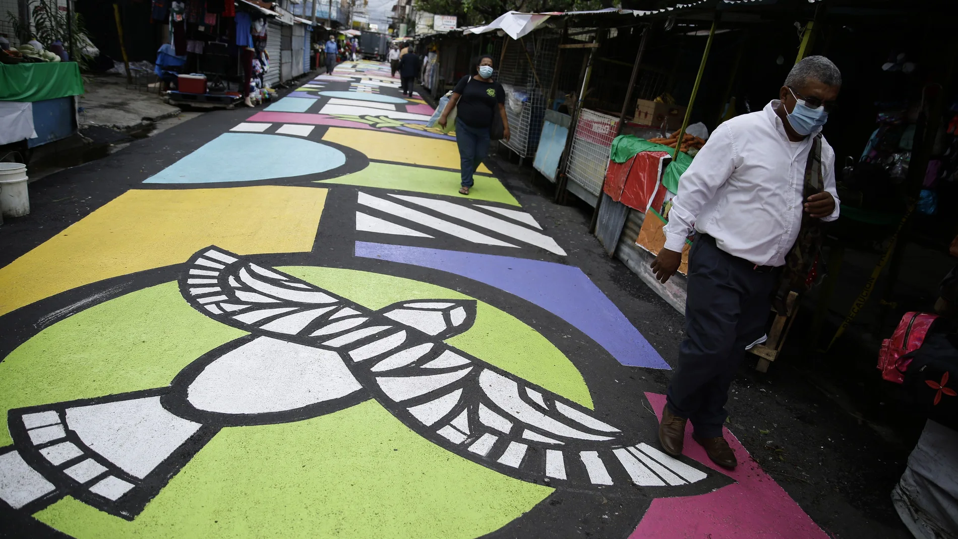 Un toque de color en la capital de El Salvador para distraerse de la COVID-19