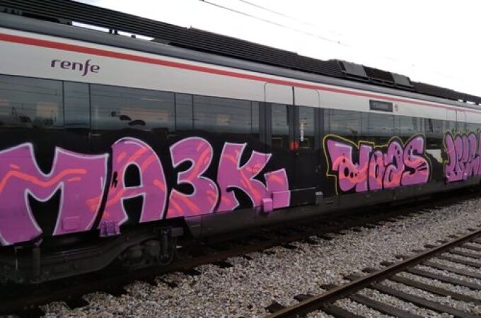 Tren pintado con grafitis