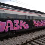 Tren pintado con grafitis