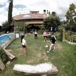 Un grupo de mujeres juega a la pelota en una casa rural de Mutilva, cerca de Pamplona (Navarra)