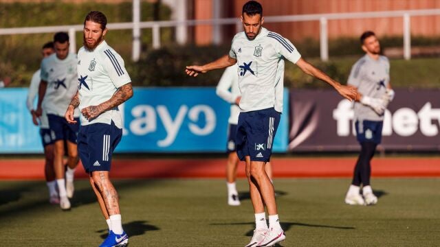 Busquets y Sergio Ramos, durante un entrenamiento de la selección
