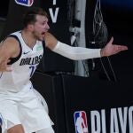Doncic se queja durante un momento de la eliminatoria con los Clippers