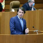 El presidente de Castilla y León, Alfonso Fernández Mañueco, durante su intervención en las Cortes regionales