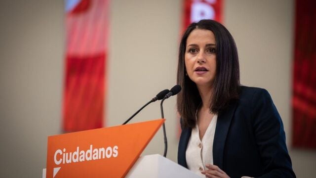 La presidenta de Ciudadanos, Inés Arrimadas, en rueda de prensa en la sede del partido