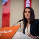 La presidenta de Ciudadanos, Inés Arrimadas, en rueda de prensa en la sede del partido