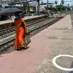 Una mujer con mascarilla en una estación de tren en CalcutaSUDIPTA DAS / ZUMA PRESS / CONTA01/09/2020