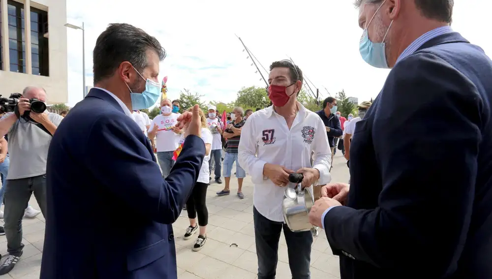 Los socialistas Luis Tudanca y José Luis Vázquez muestran su apoyo a los manifestantes