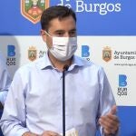 Daniel de la Rosa, alcalde de Burgos, atiende a los medios