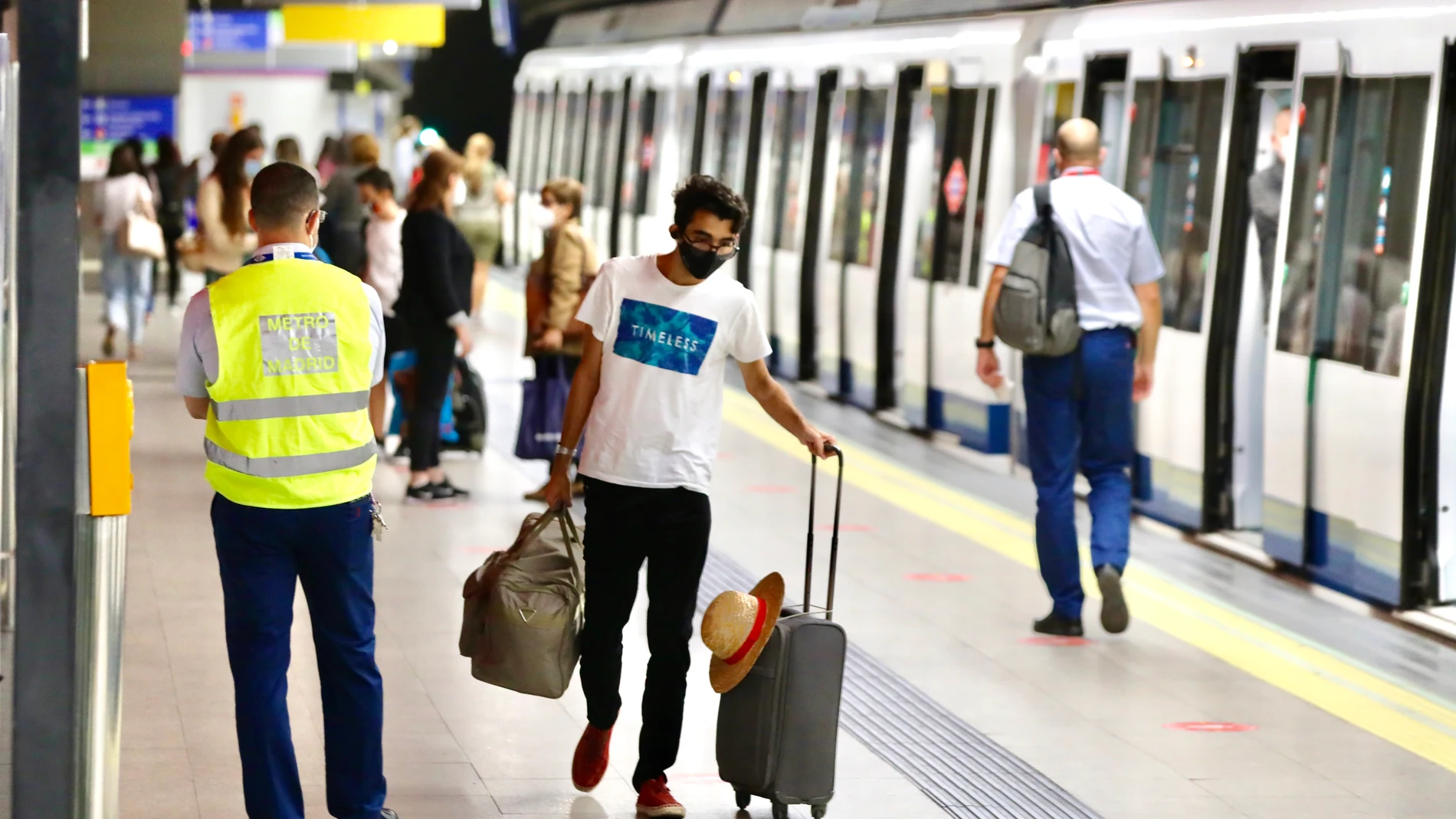 Un viajero en la estación de Metro de Nuevos Ministerios en hora punta