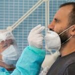 Una enfermera realiza la prueba PCR a un hombre