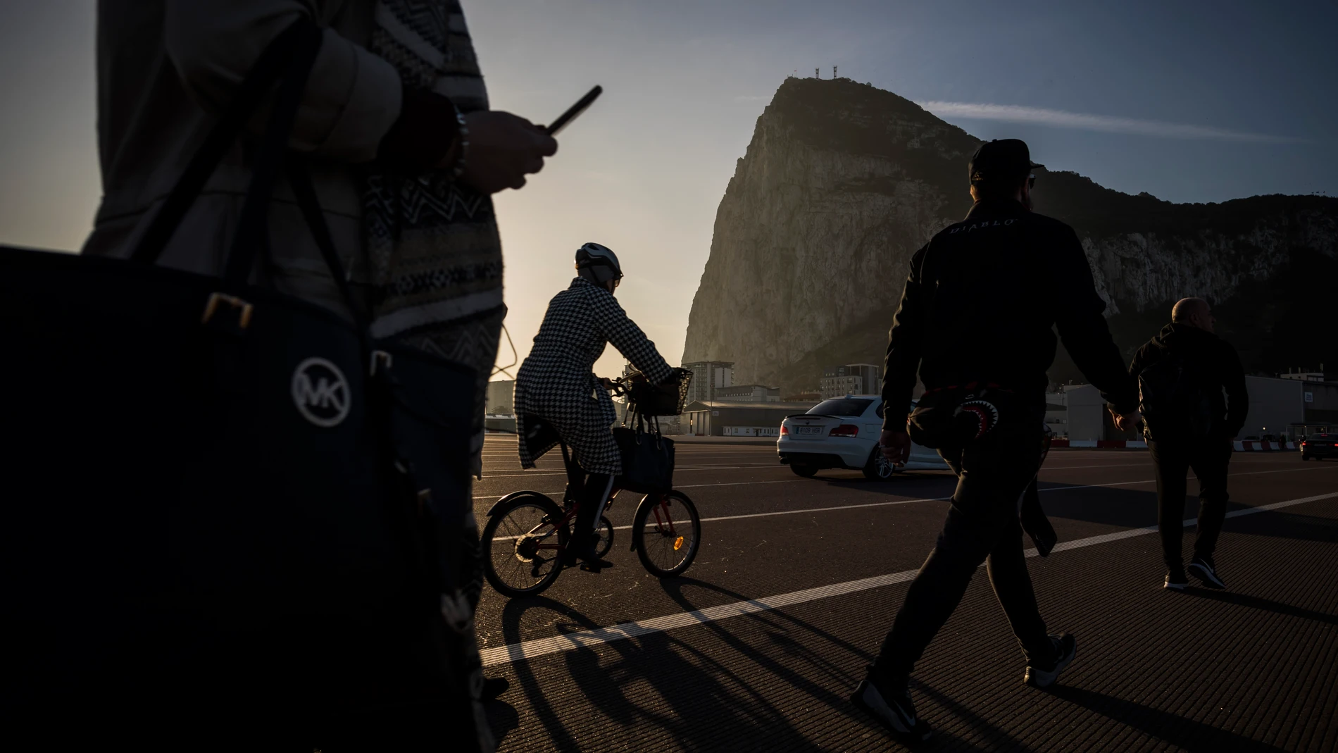 Trabajadores cruzan la Verja que separa la colonia británica de Gibraltar con el resto de España