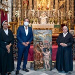 El presidente de la Fundación Cajasol, Antonio Pulido, junto a Sor Natividad, abadesa del monasterio y Sor Digna, vicaria de éste, en