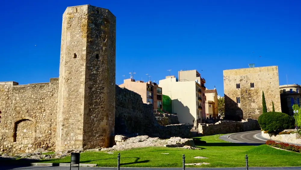 Fragmento de la muralla de Tarragona. Al fondo puede apreciarse el Castillo del rey.
