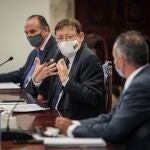 El presidente de la Generalitat, Ximo Puig (2d), durante la reunión que ha mantenido con representantes de entidades financieras y presidentes de cámaras de Comercio con motivo del tradicional encuentro empresarial de final del verano organizado por el presidente del Consejo de Cámaras de la Comunitat, José Vicente Morata