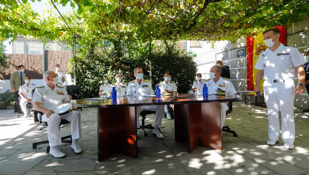 El Rey Felipe VI (c) durante su visita a la Comandancia Naval del Miño en Tui con la que reanuda su agenda oficial, en Tui, Pontevedra, Galicia (España) a 2 de septiembre de 2020. Por la tarde será recibido por el presidente de la Xunta, Alberto Núñez Feijóo; el delegado del Gobierno en Galicia, Abel Losada; el presidente del Parlamento de Galicia, Miguel Ángel Santalices; y los alcaldes y alcaldesas de la comarca del Miño.02 SEPTIEMBRE 2020 CASA REAL;MONARCA;REYMarta Vázquez Rodríguez / Europa Press02/09/2020