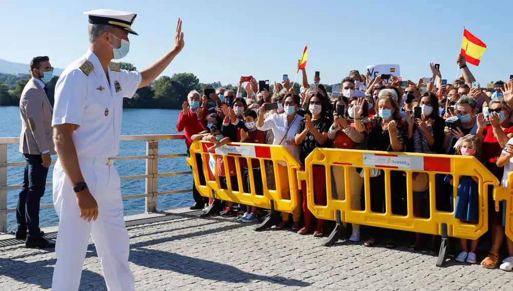 El Rey Felipe VI saluda durante su visita a la Comandancia Naval del Miño en Tui con la que reanuda su agenda oficial, en Tui, Pontevedra, Galicia (España) a 2 de septiembre de 2020. Por la tarde será recibido por el presidente de la Xunta, Alberto Núñez Feijóo; el delegado del Gobierno en Galicia, Abel Losada; el presidente del Parlamento de Galicia, Miguel Ángel Santalices; y los alcaldes y alcaldesas de la comarca del Miño.02 SEPTIEMBRE 2020Marta Vázquez Rodríguez / Europa Press02/09/2020