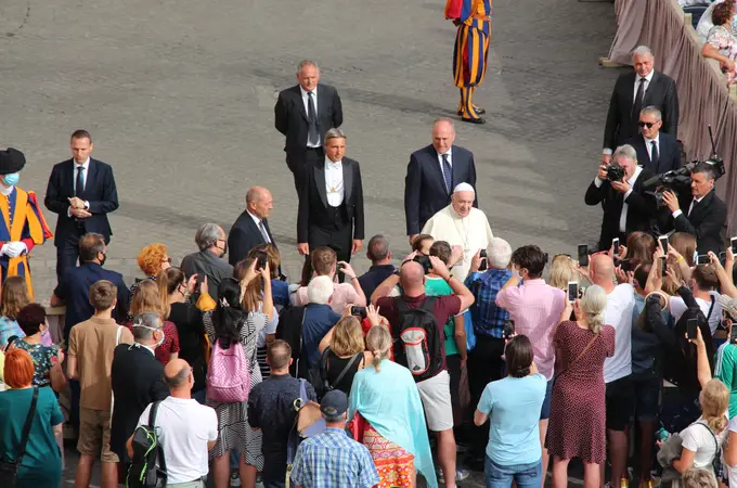 Seis meses después, el Papa vuelve a ofrecer su audiencia con fieles presentes