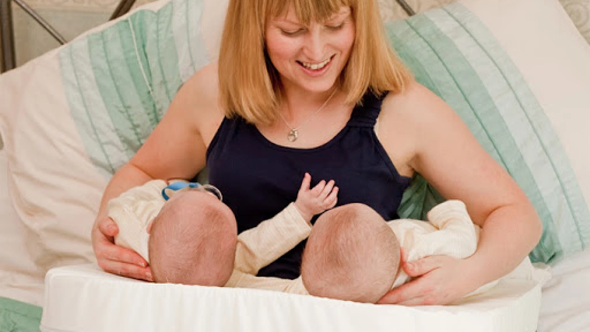 En algunos casos, cada mama proporciona una cantidad de leche distinta, por lo que alternar los pechos entre bebés permitirá estimular la producción de leche y establecer un suministro más uniforme.