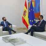 El presidente del Gobierno, Pedro Sánchez (d) y el presidente del PP, Pablo Casado, durante su reunión en el Palacio de la Moncloa, en Madrid (España), a 2 de septiembre de 2020.