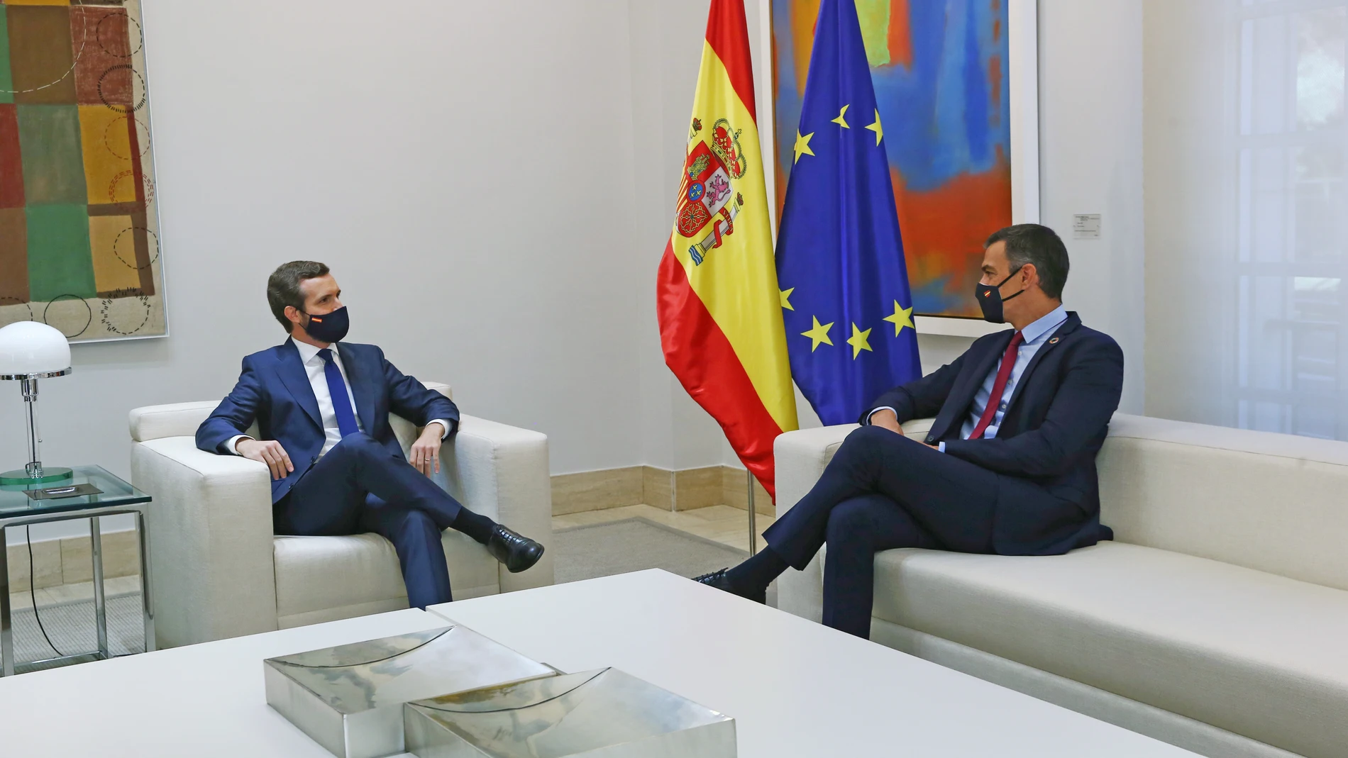 El presidente del Gobierno, Pedro Sánchez (d) y el presidente del PP, Pablo Casado, durante su reunión en el Palacio de la Moncloa, en Madrid (España), a 2 de septiembre de 2020.