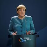 La canciller alemana Angela Merkel habla a la prensa ayer en Berlín.