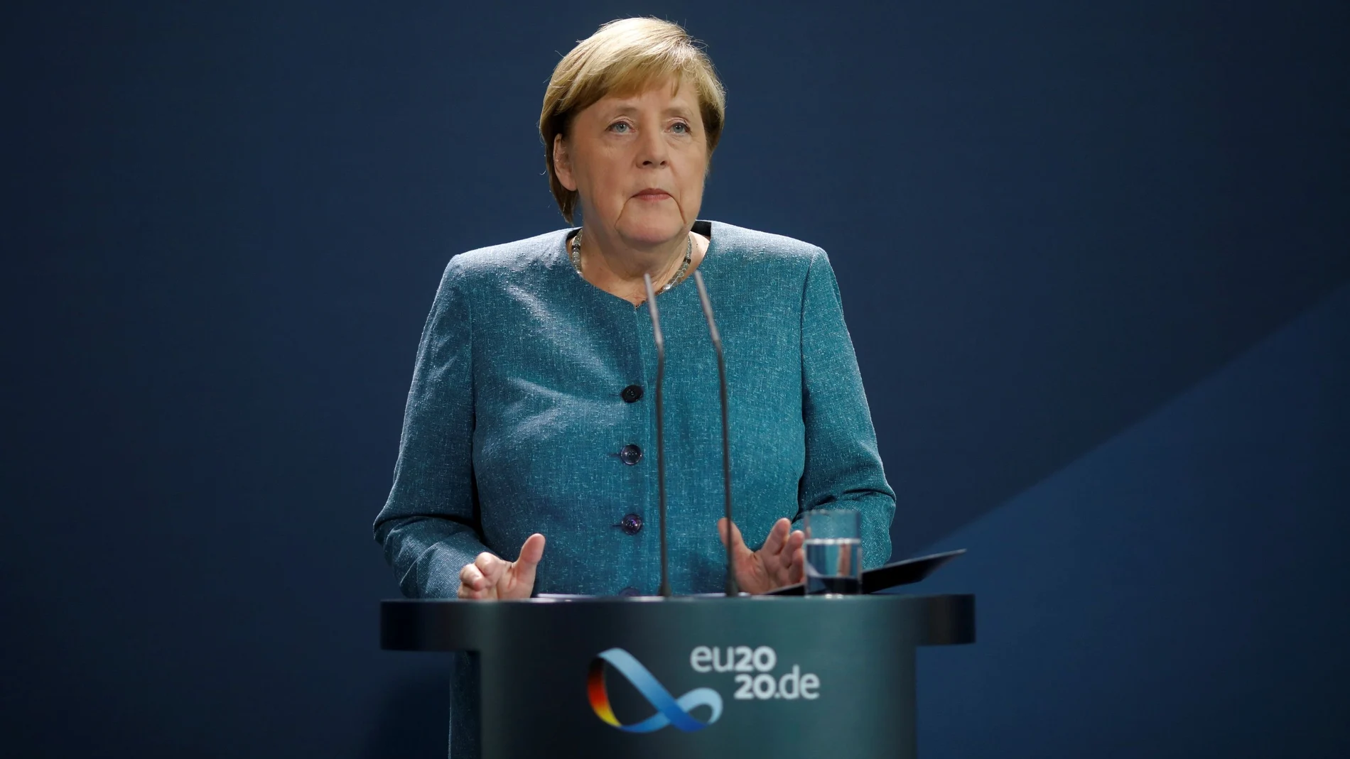 La canciller alemana Angela Merkel habla a la prensa ayer en Berlín.
