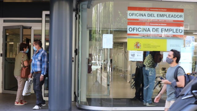 Se considera desempleo parcial cuando se produce una reducción de la jornada de forma temporal por una decisión empresarial o por una resolución judicial en un procedimiento concursal.