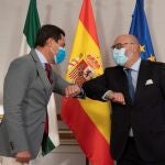 El portavoz parlamentario andaluz de VOX, Alejandro Hernández (d), en la reunión que ha convocado el presidente de la Junta, Juanma Moreno (i), dentro de la ronda de reuniones con los responsables de los grupos parlamentarios para abordar la situación de la pandemia
