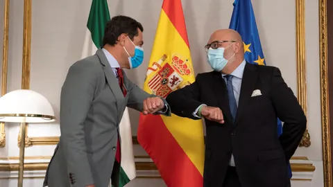 El portavoz parlamentario andaluz de VOX, Alejandro Hernández (d), en la reunión que ha convocado el presidente de la Junta, Juanma Moreno (i), dentro de la ronda de reuniones con los responsables de los grupos parlamentarios para abordar la situación de la pandemia
