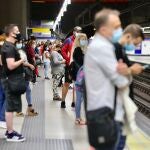 Afluencia de público en el metro de Madrid en plena hora punta.￼