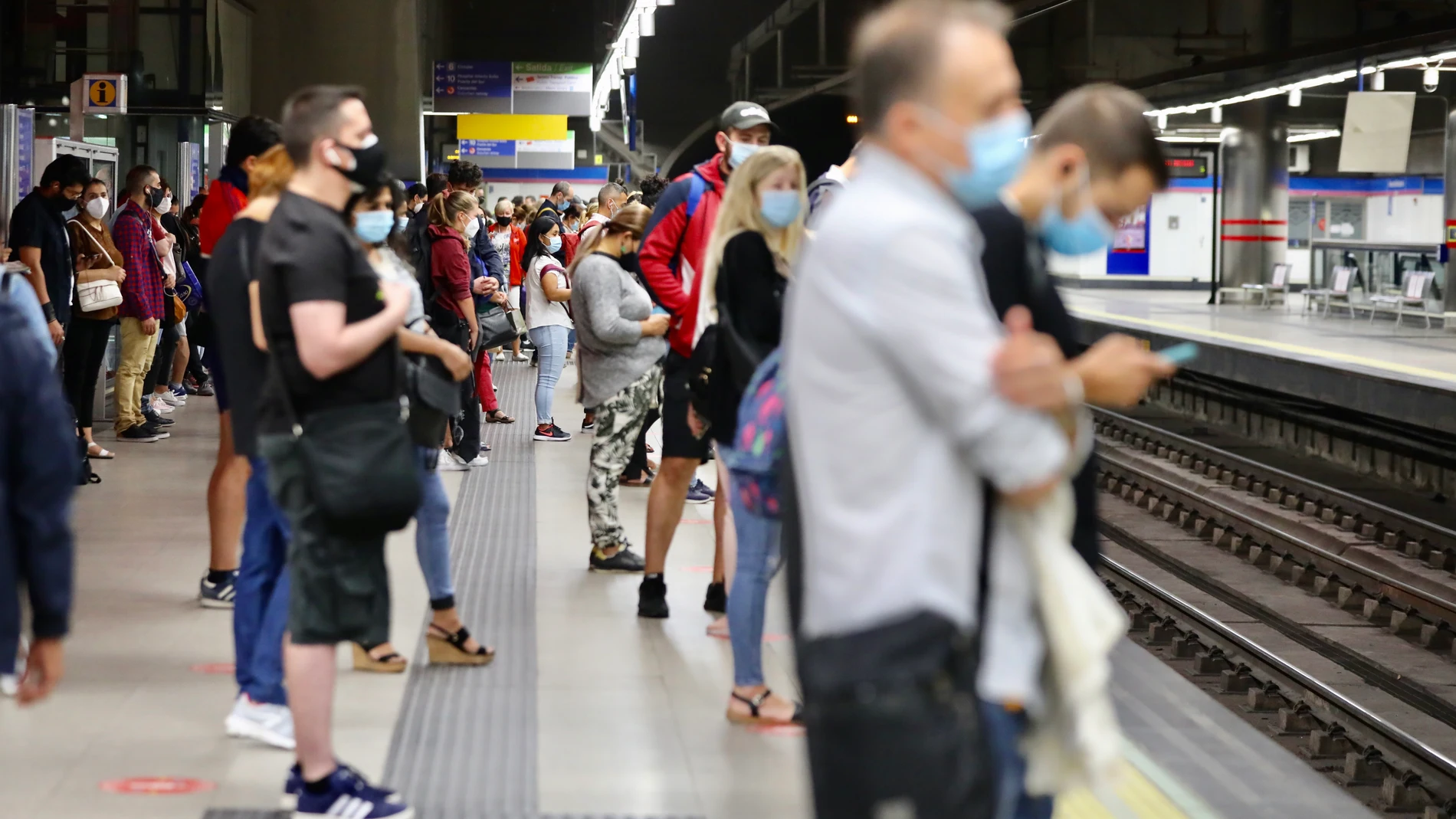 Afluencia de público en el metro de Madrid en plena hora punta.￼