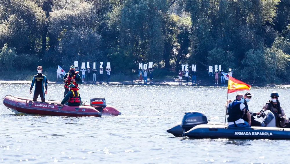 Varias personas se concentran sosteniendo letras en las que se lee 'Galiza Non Ten Rei' para protestar contra la presencia del Rey Felipe VI en la Comandancia Naval del Miño en Tui, visita con la que reanuda su agenda oficial, en Tui, Pontevedra, Galicia (España) a 2 de septiembre de 2020.02 SEPTIEMBRE 2020Marta Vázquez Rodríguez / Europa Press02/09/2020