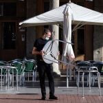 Un camarero coloca las mesas de una terraza en Valladolid