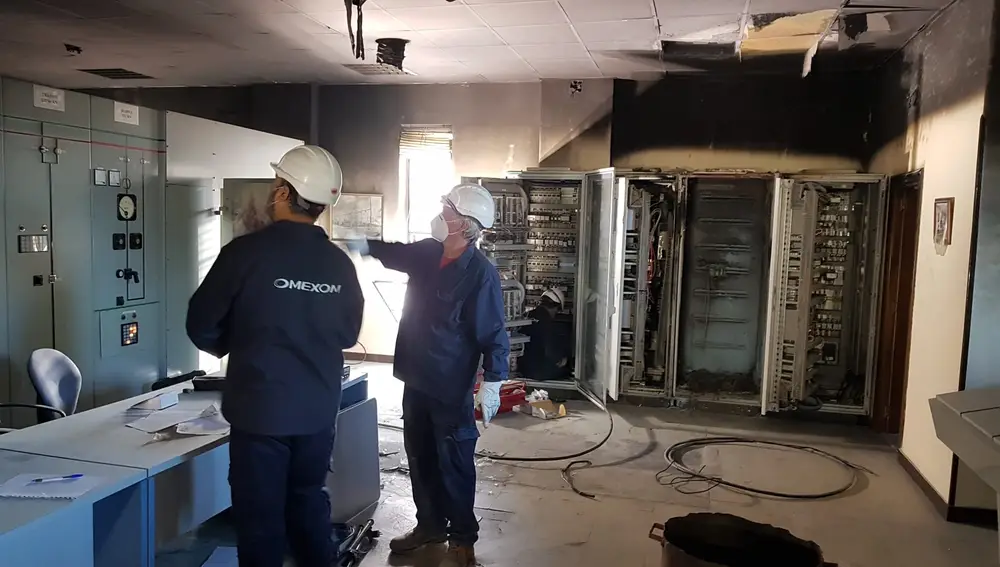 Técnicos de Endesa trabajan en el interior de la instalación dañada por una explosión en Andújar