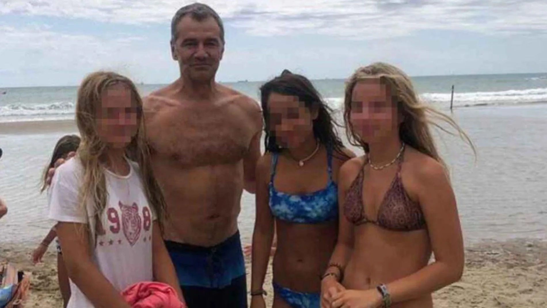 Toni Cantó se hizo una foto con las tres chicas a las que rescató en la playa (Twitter)