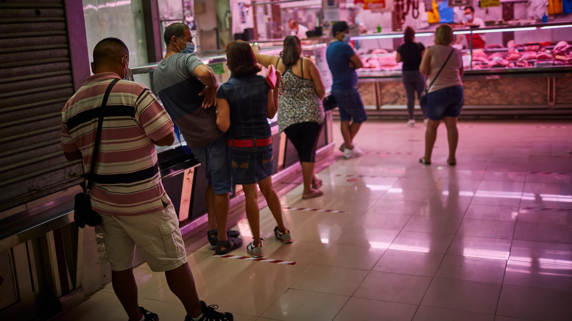 Clientes en un mercado de Usera con mascarilla y manteniendo la distancia de seguridad