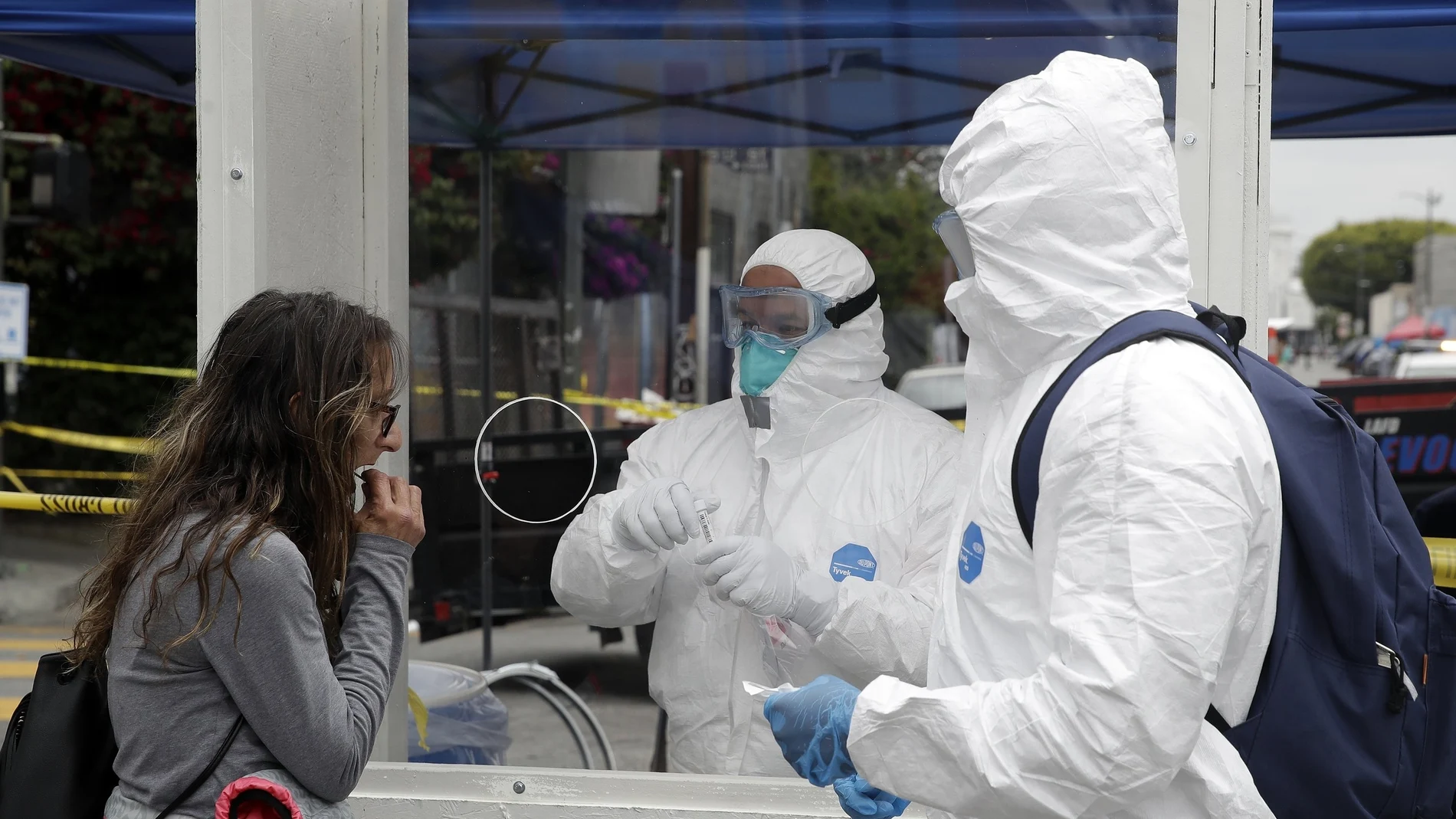 Profesionales realizan una prueba de coronavirus a una mujer en el distrito de Skid Row en Los Ángeles