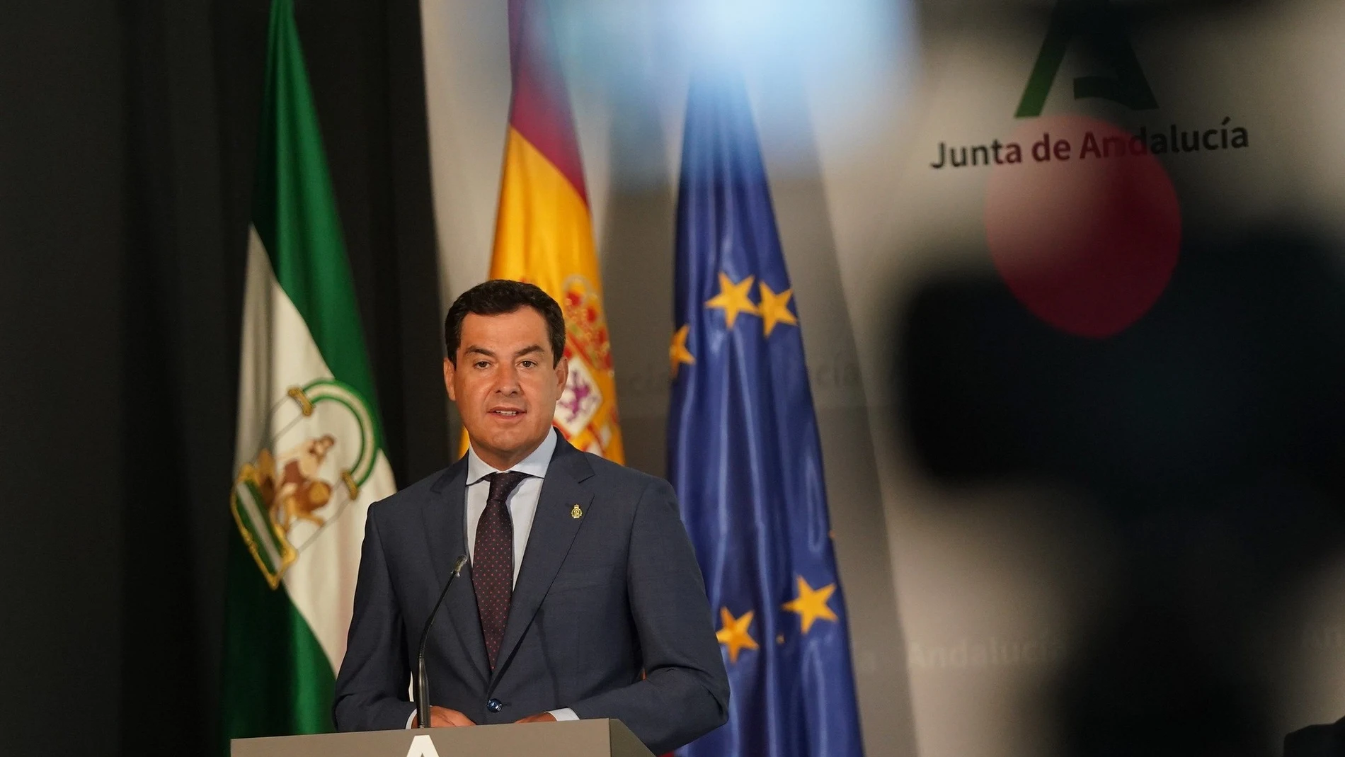 Juanma Moreno firma convenio infraestructuras hidráulicas de Sevilla y Dos Hermanas