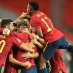 Los jugadores de la Selección celebran el empate de José Luis Gayá ante Alemania en el último suspiro