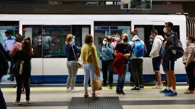 Afluencia de público en el metro de Madrid en plena hora punta.￼