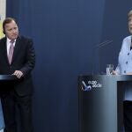 El "premier" sueco, Stefan Löfven, y la canciller alemana, Angela Merkel, durante un encuentro en Berlín el pasado septiembre