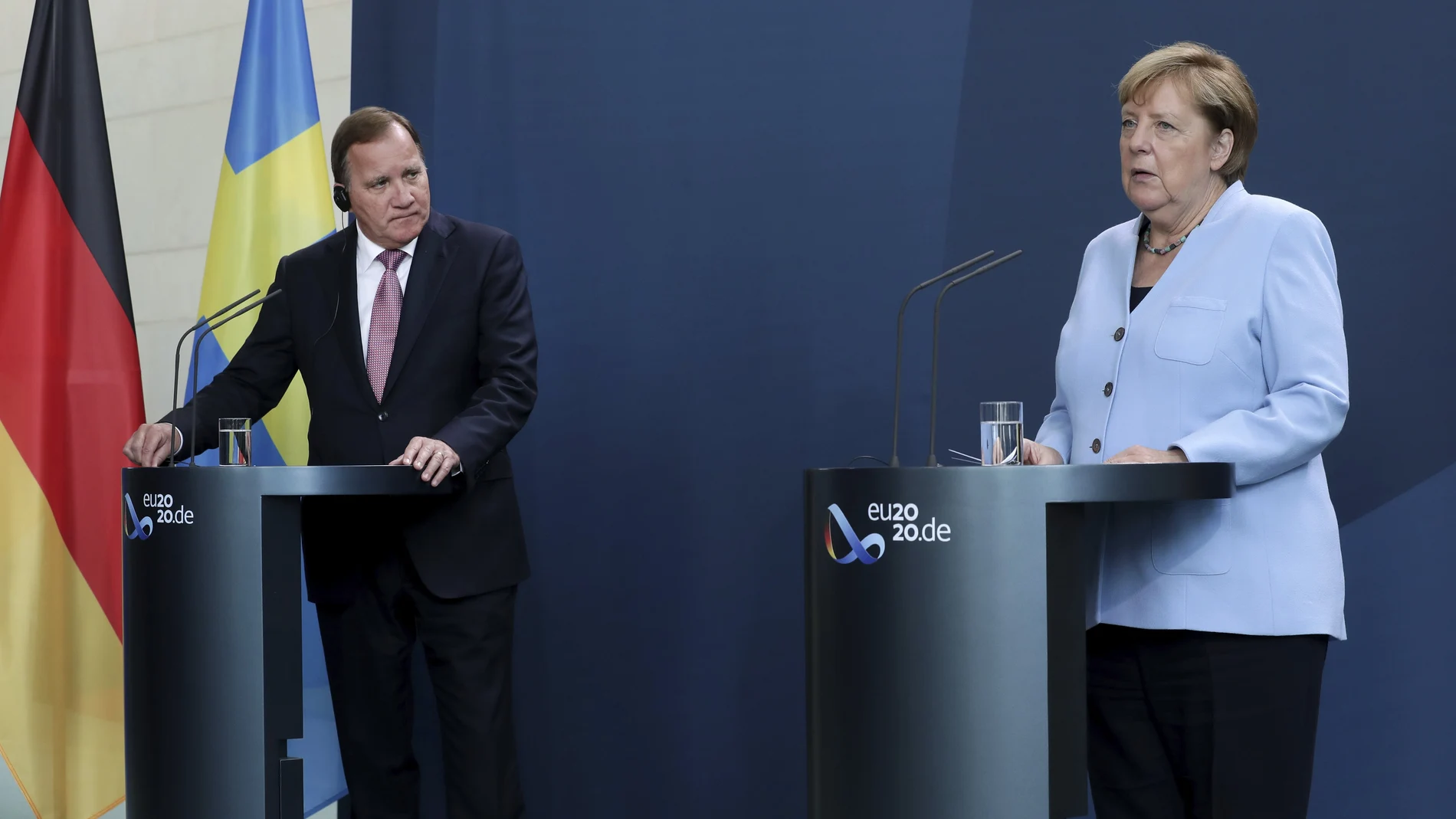 El "premier" sueco, Stefan Löfven, y la canciller alemana, Angela Merkel, durante un encuentro en Berlín el pasado septiembre