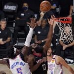 James Harden intenta anotar una canasta ante Oklahoma City Thunder