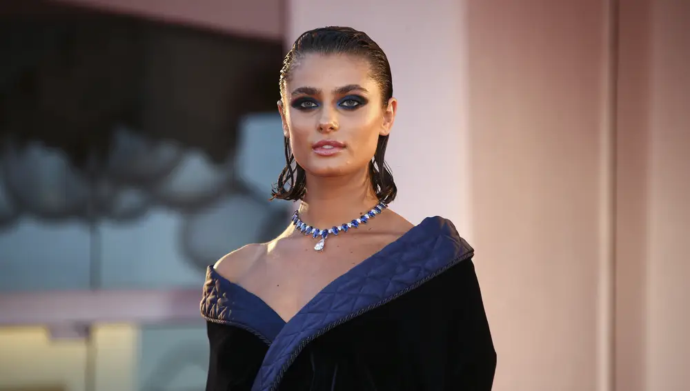 Model Taylor Hill poses for photographers upon arrival at the premiere of the film 'Amants (Lovers)' during the 77th edition of the Venice Film Festival in Venice, Italy, Thursday, Sept. 3, 2020. (Photo by Joel C Ryan/Invision/AP)
