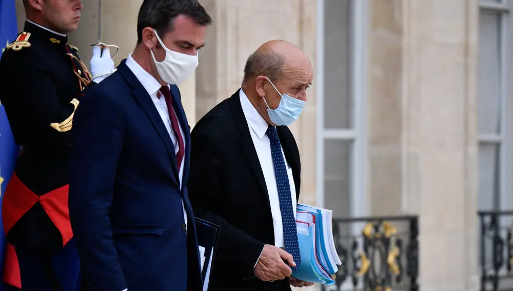 El ministro de Exteriores, Jean-Yves Le Drian y el titular de Sanidad, Olivier Véran
